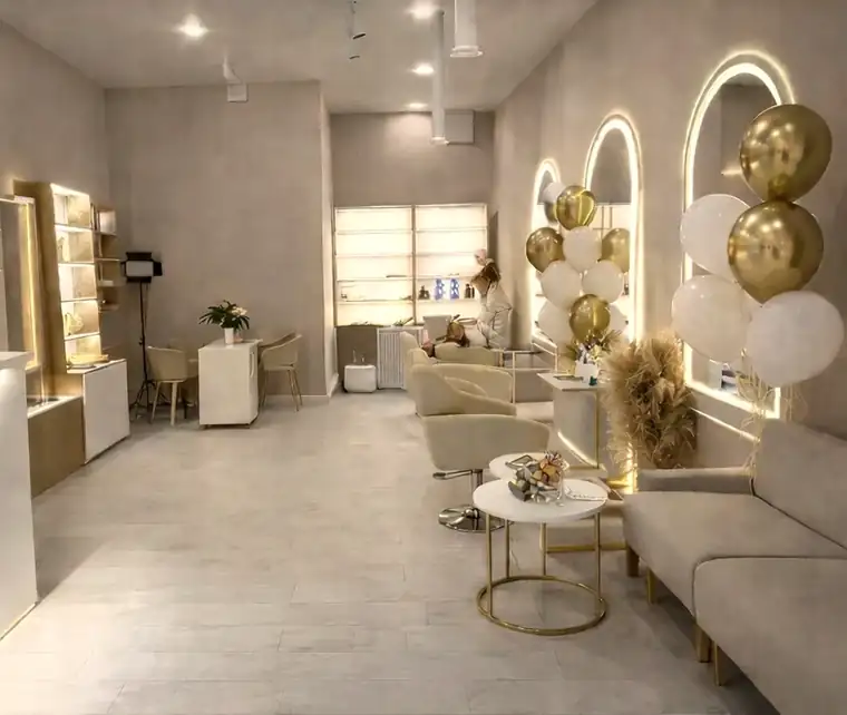 Пространство VALERI HAIR STUDIO с арочными зеркалами и мягким светом