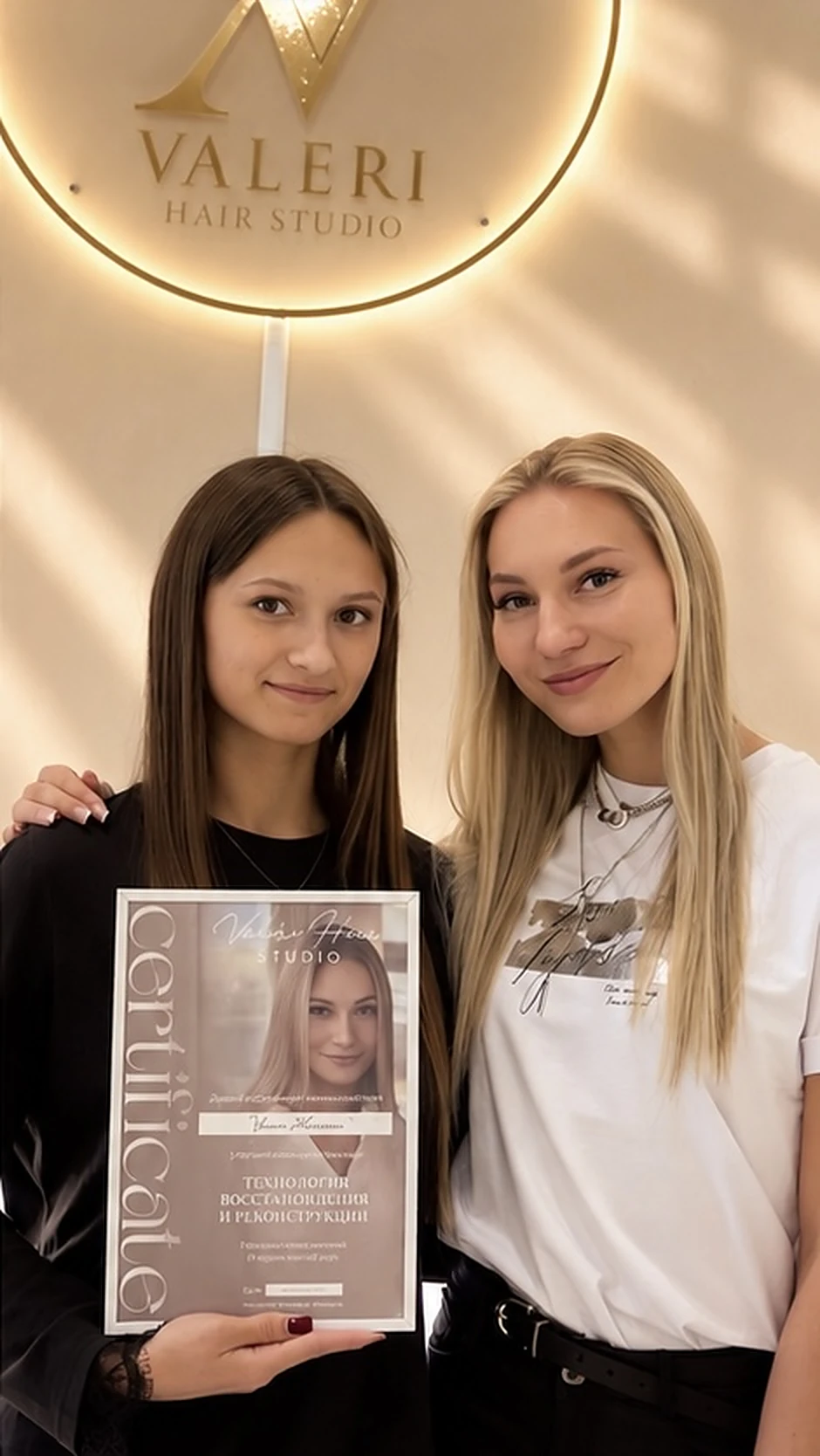 Валерия с ученицей и сертификатом после индивидуального обучения